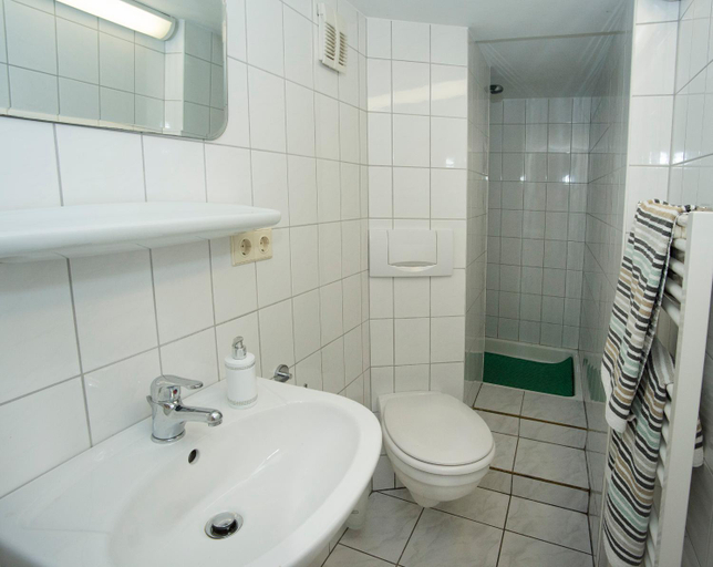 Shower 5, Pension Low, Solingen