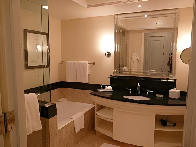 Bathroom 5, Four Seasons Hotel Miami, Miami-Dade