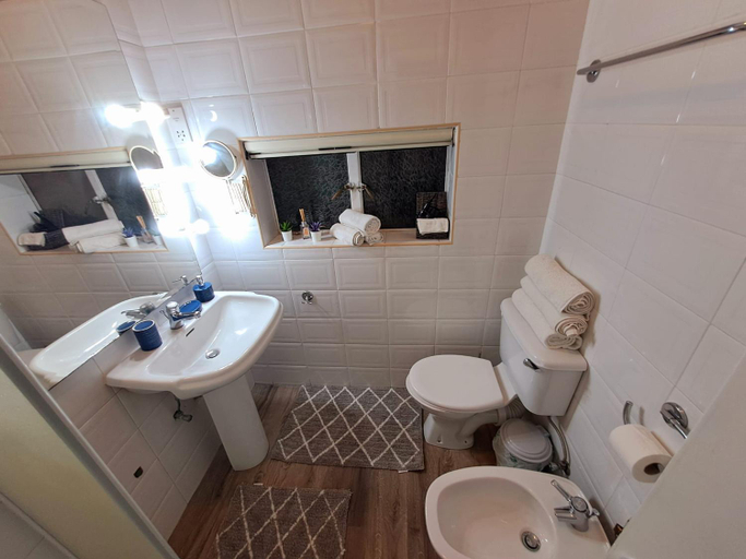 Bathroom 2, Rotas B, St Julian's