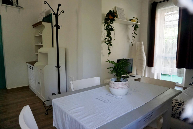 Others 3, Tunder Roza Apartman, Miskolci
