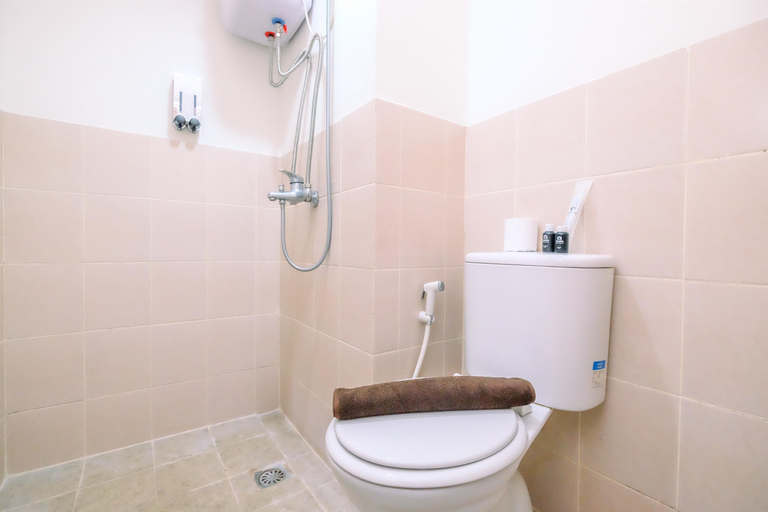 Bathroom 5, Homey and Modern 2BR at Podomoro Golf View Apartment By Travelio, Bogor