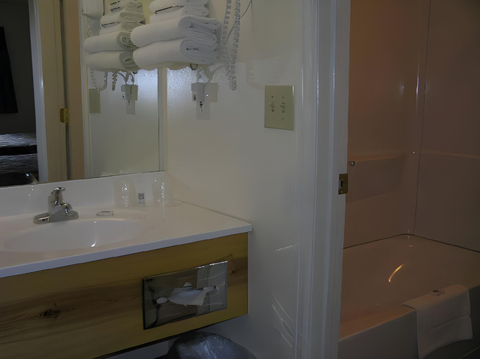 Bathroom 4, Spirit Lake Lodge, Grand