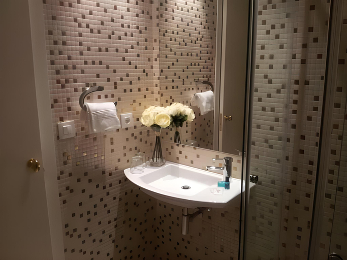 Bathroom 4, Hotel Montes, A Coruña