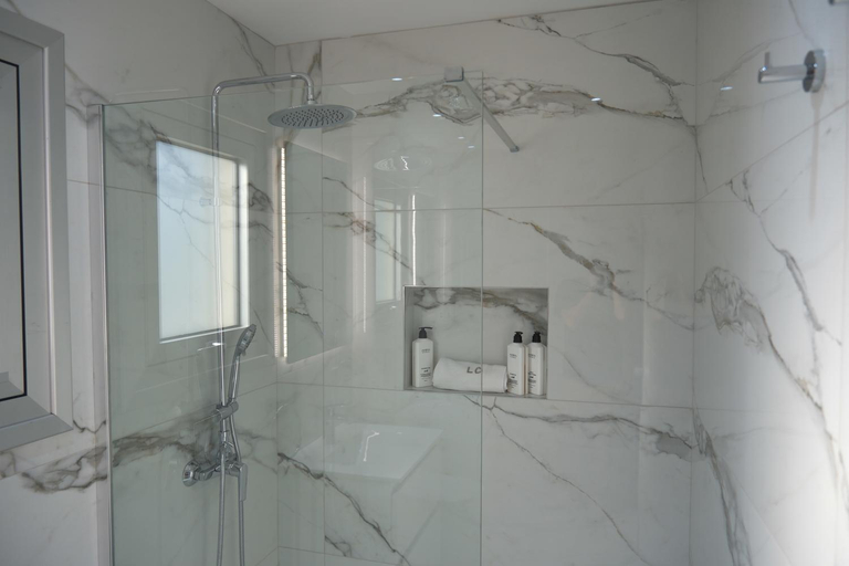 Bathroom 4, Loutsiana Deluxe Apts