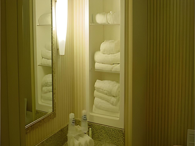 Bathroom 4, Holiday Inn Express Hotel & Suites Drums-Hazelton By IHG, Luzerne