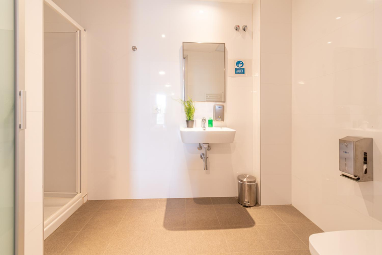 Bathroom 4, Albergue "El Rio", Teruel