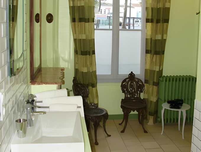 Bathroom 2, Maison Argenson, Dordogne