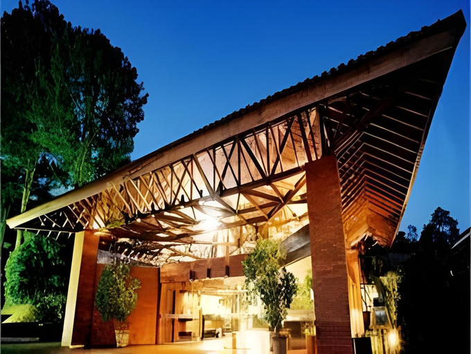 Exterior & Views