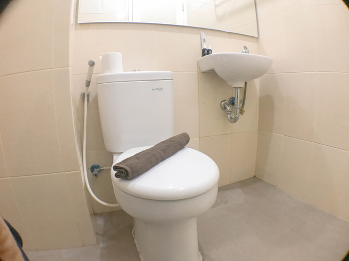 Bathroom 5, Modern Studio at Bale Hinggil Apartment By Travelio, Surabaya