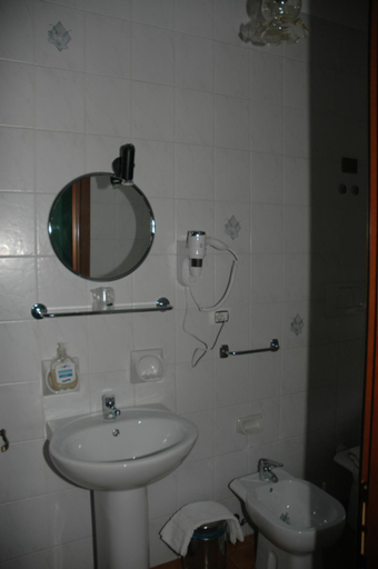 Bathroom 5, Hotel Valentino, Torino