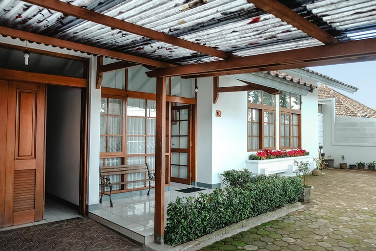Exterior 10