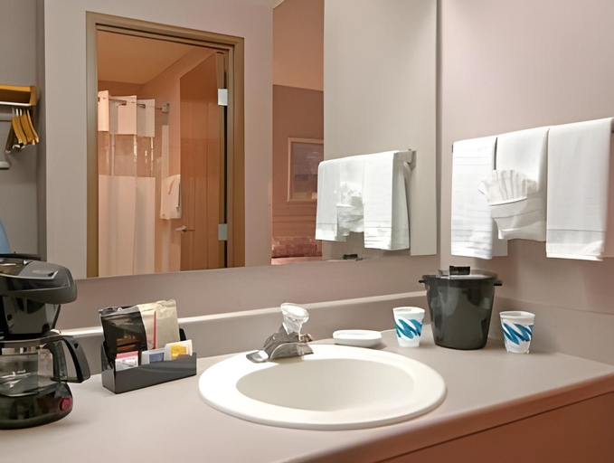 Bathroom 4, Baymont by Wyndham Paducah, McCracken
