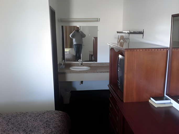 Others 4, Economy Inn, Ottawa