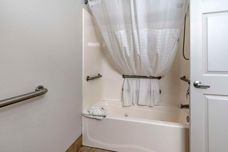 Bathroom 4, Comfort Inn & Suites Shelbyville, Shelby