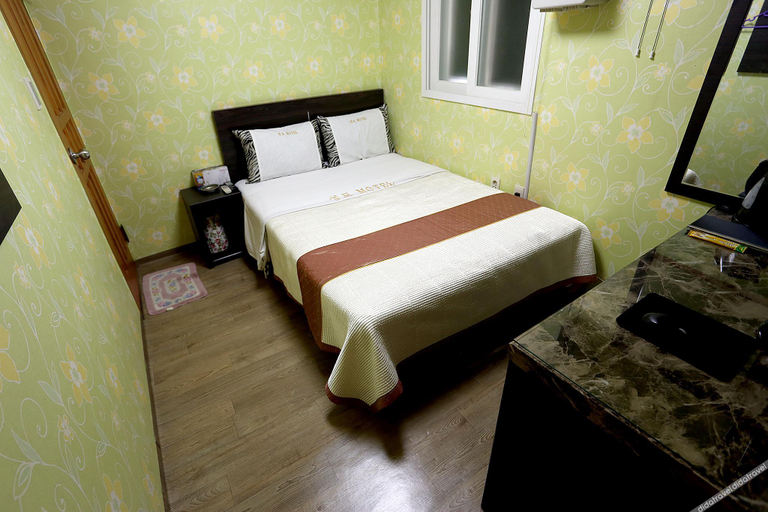 Bedroom 2, Sinchon Seongdo, Mapo