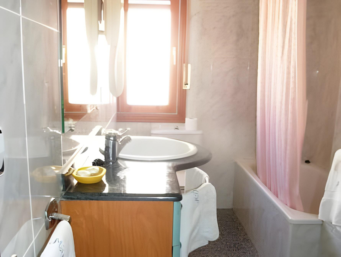 Bathroom 3, Hotel Querol, Teruel