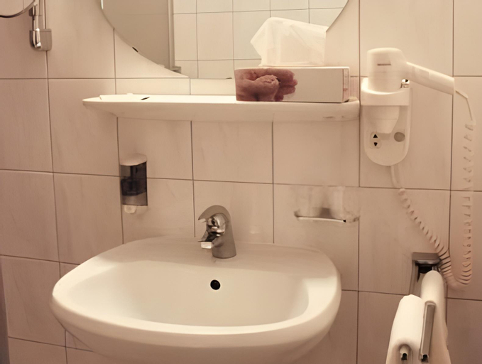 Bedroom 3, Hotel Rheinbrucke, Lörrach