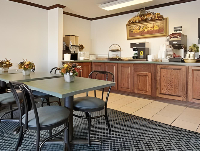 Food & Drinks 5, Super 8 by Wyndham Oklahoma/Frontier City, Oklahoma