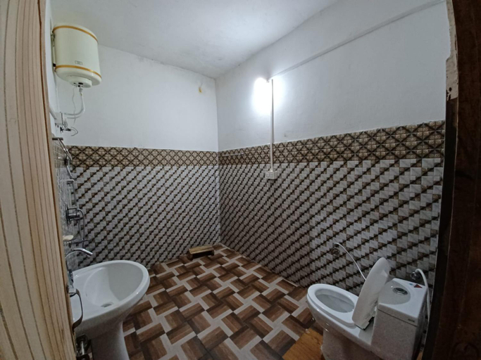 Bathroom 2, Vansh Green View Homestay, Kullu