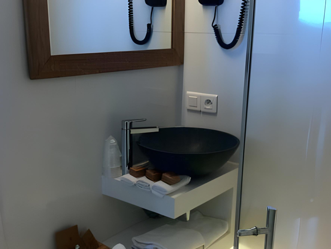 Bathroom 3, Hotel Le Castel Ac'h, Finistère