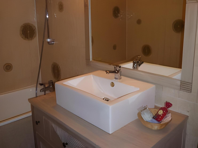 Bathroom 4, Saint Louis, Gard