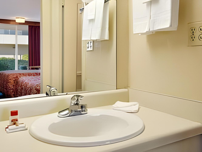 Bathroom 4, Super 8 By Wyndham Oklahoma/Frontier City, Oklahoma