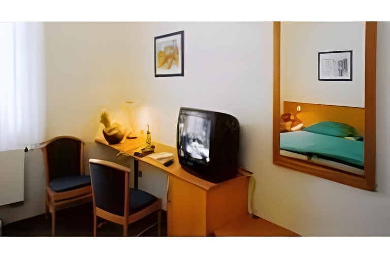 Bedroom 2, Hotel Rheinbrucke, Lörrach