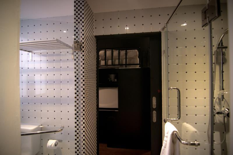 Bathroom 12
