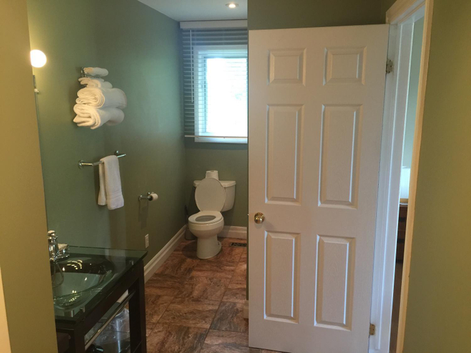 Bathroom 3, Grey Rose Suites, Grey
