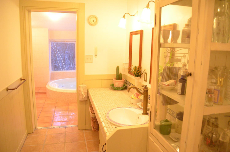 Bathroom, Pension & Cafe Cruise, Shika