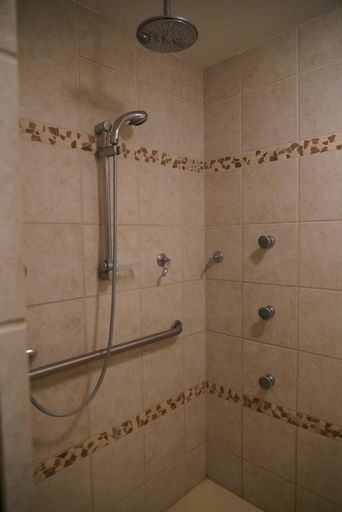 Bathroom 4, Riverbank Lodge, Menard