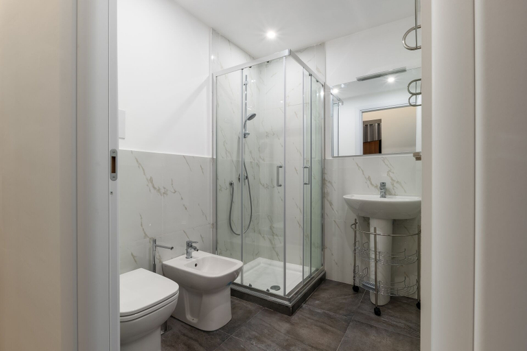 Bathroom 5, Palazzo Falcone Apartments, Palermo