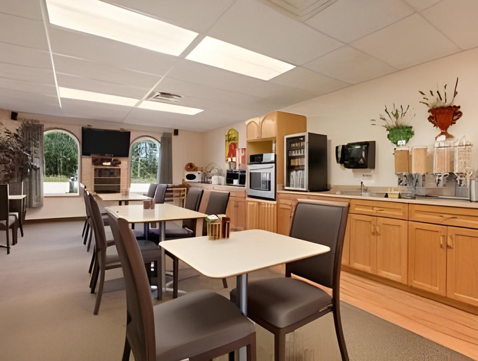 Food & Drinks 5, Super 8 by Wyndham Athabasca, Division No. 13