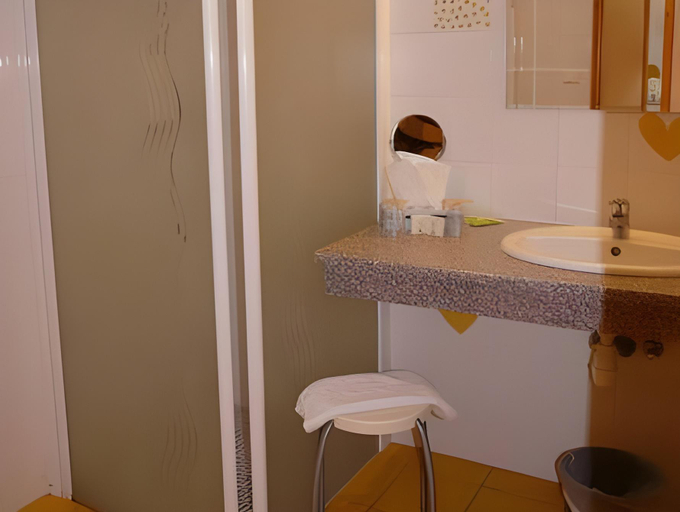 Bathroom 3, Logis Hotel Restaurant La Petite Auberge Alsace, Bas-Rhin