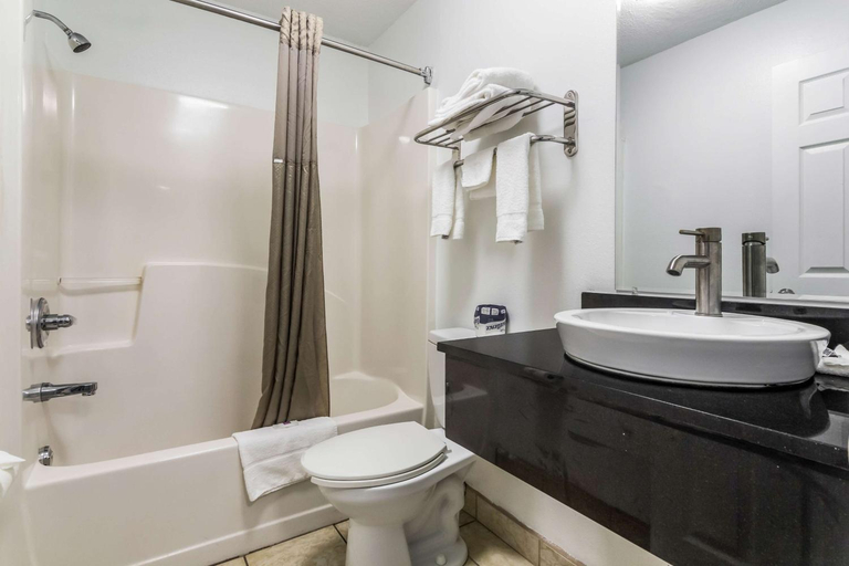 Bathroom 4, Motel 6 Gulf Shores, AL, Baldwin