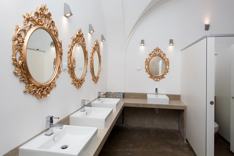 Bathroom 2, Lost Inn Lisbon Hostel, Lisbon