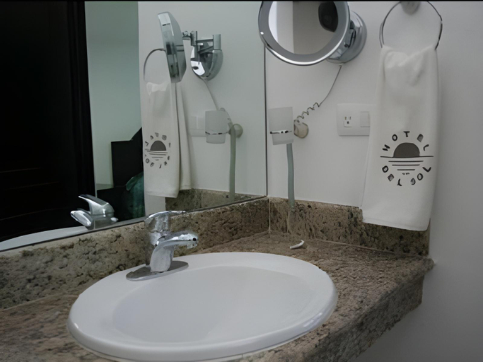 Bathroom 4, Hotel Del Sol, Isla Mujeres
