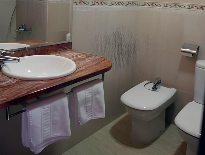 Bathroom 4, Hotel H TOP Palm Beach and SPA, Girona