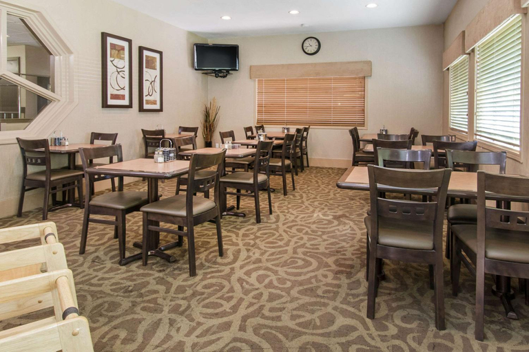 Food & Drinks 5, SureStay by Best Western Medicine Hat, Division No. 1