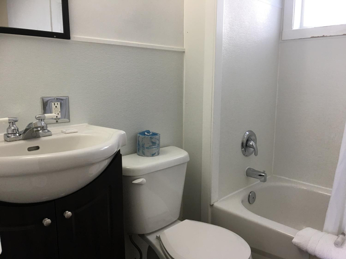 Bathroom 4, Kootenay Country Inn, East Kootenay