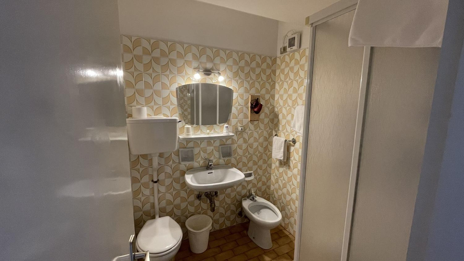 Bathroom 3, Garni Belvedere, Trento