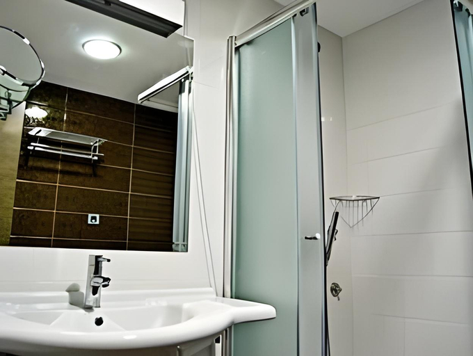 Bathroom 4, Residence