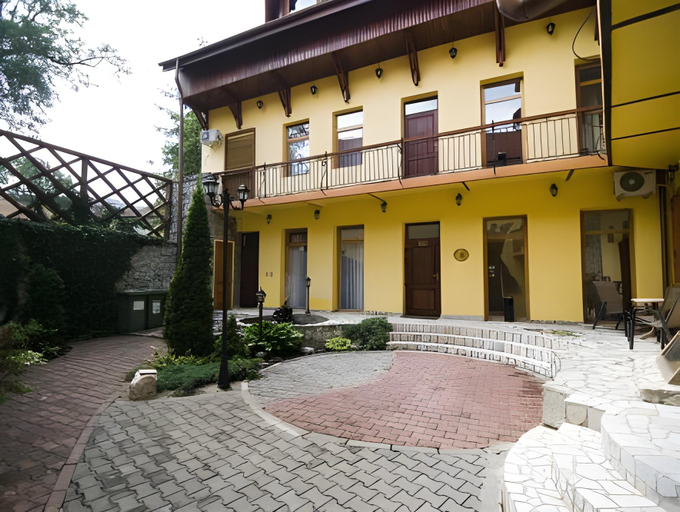 Others 4, Curtea Brasoveana, Brasov