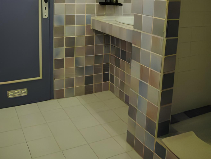 Bathroom 3, Le Mouron Rouge, Var
