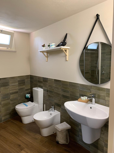 Bathroom 4, Borgo Nocchiara, Syracuse
