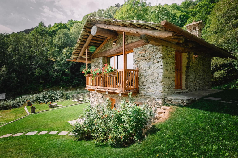 Exterior & Views