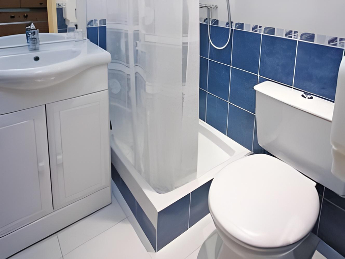 Bathroom 5, Meyerbeer Beach, Alpes-Maritimes