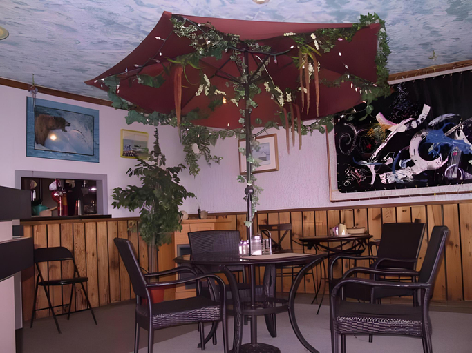 Food & Drinks 3, Haileybury Beach Motel, Timiskaming