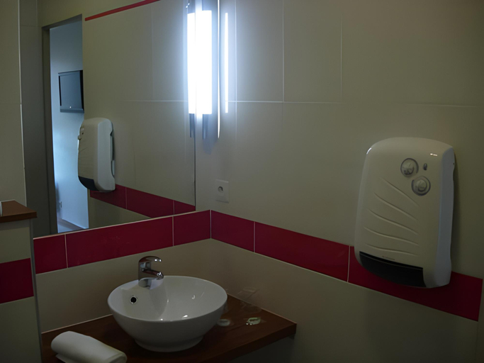 Bathroom 4, Brit Hotel La Cote Des Havres, Manche