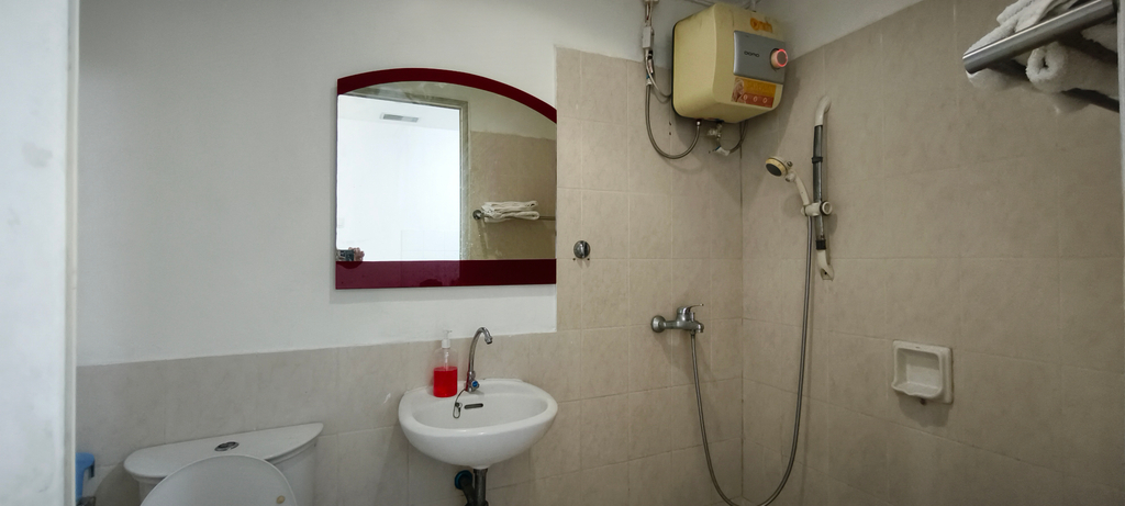 Bathroom, Urban Oasis 1BR - Green Central City, Jakarta Barat